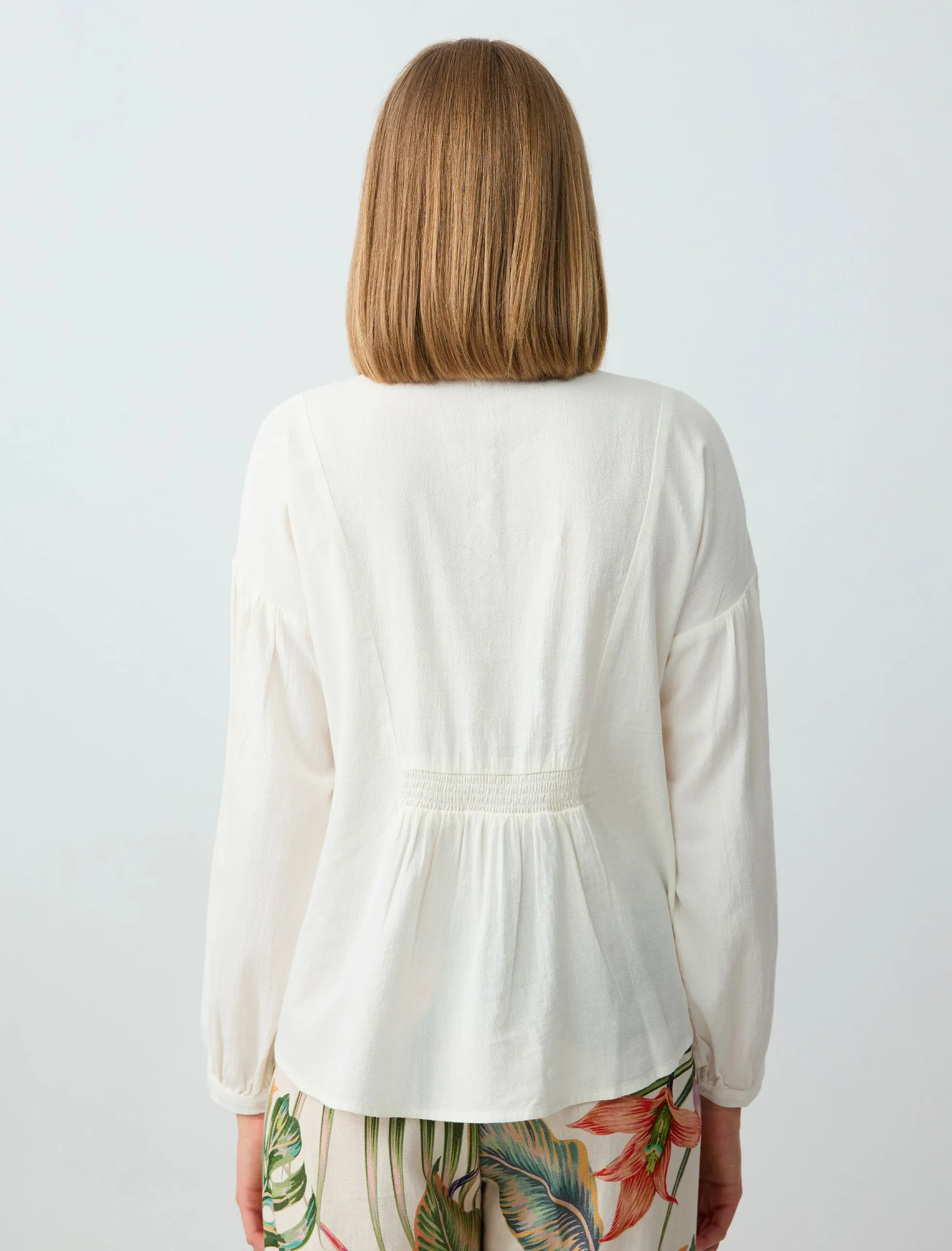 Ekru Rahat Kesim V Yaka Uzun Kollu Keten Karışımlı Bluz