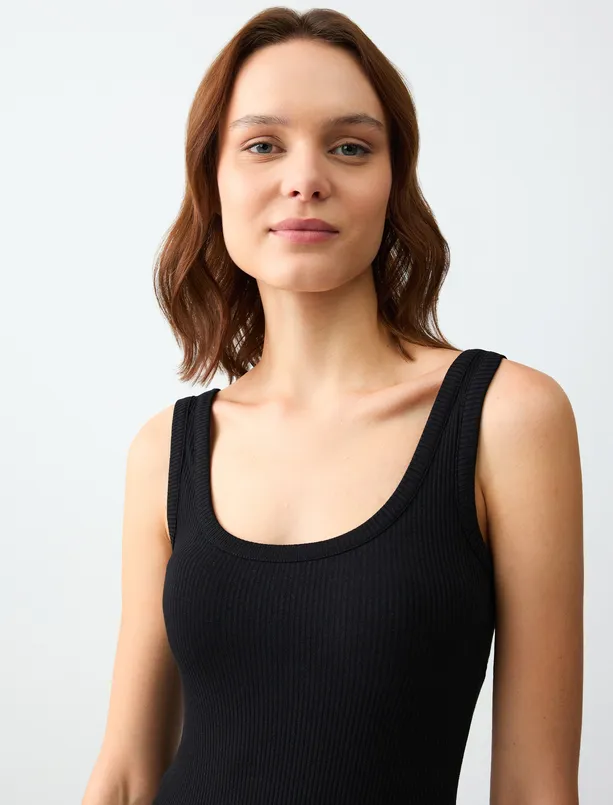 Women Black Slim Fit U-Neck Knitted Tank Top