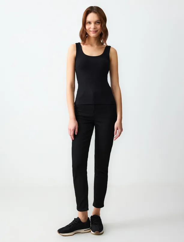 Women Black Slim Fit U-Neck Knitted Tank Top