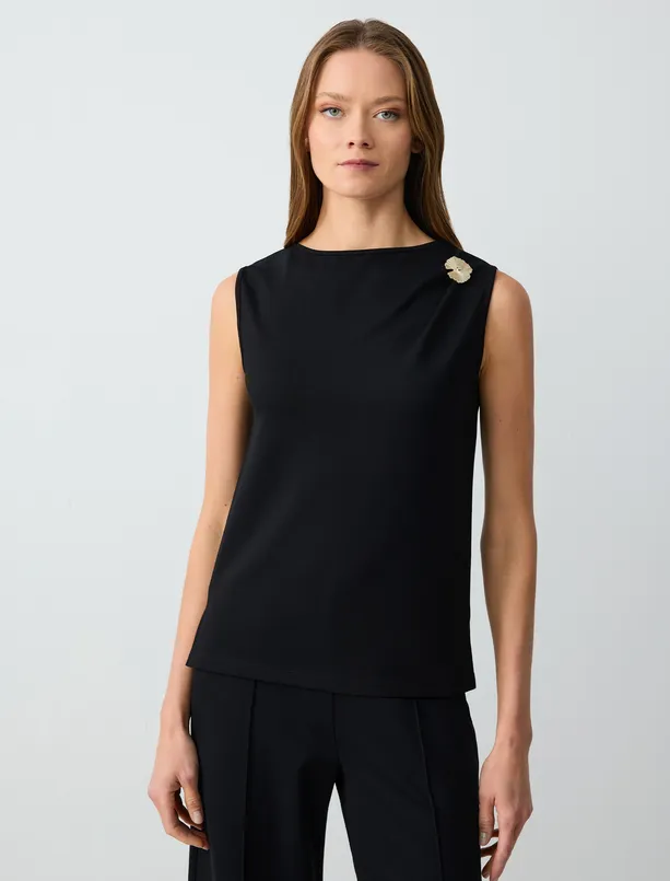 Women Black Straight Cut Boat Neck Sleeveless Knitted Blouse