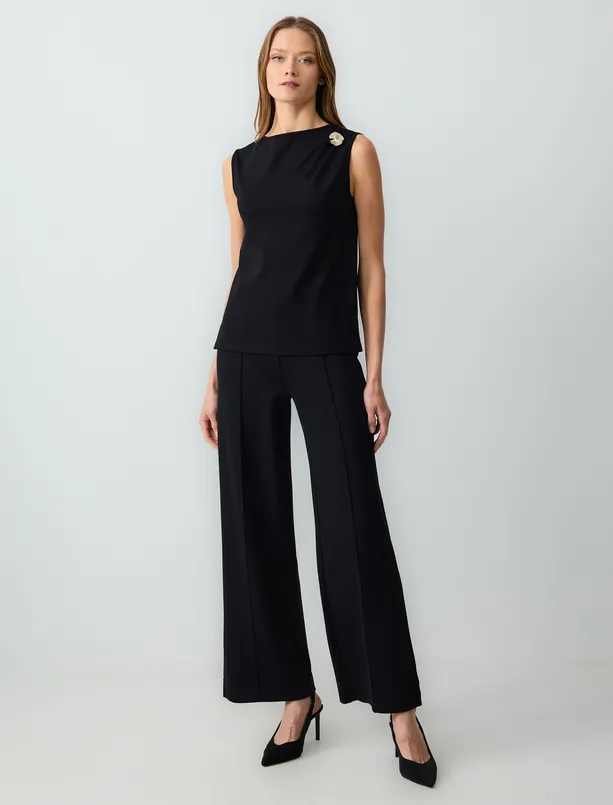 Women Black Straight Cut Boat Neck Sleeveless Knitted Blouse