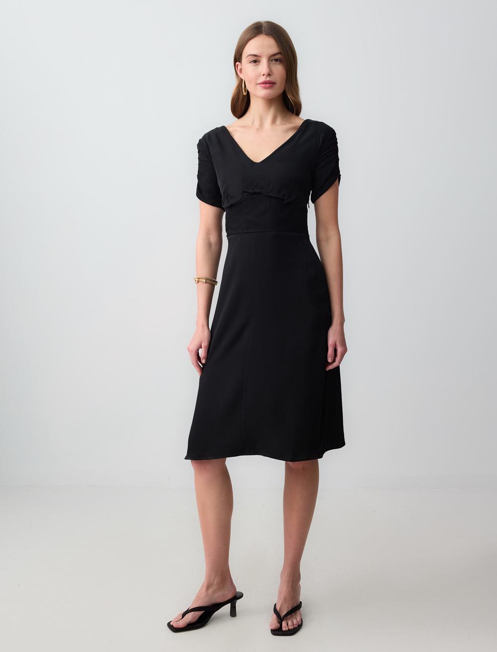 V Yaka Kısa Kollu Midi Örme Elbise