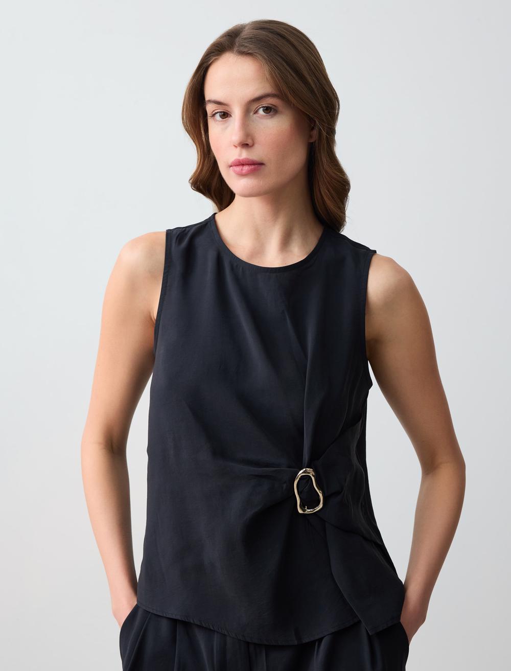 Yuvarlak Yaka Kolsuz Dokuma Bluz