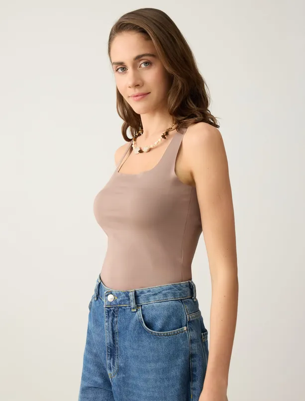 Bayan  U Yaka Dar Kesim Kolsuz Örme Atlet