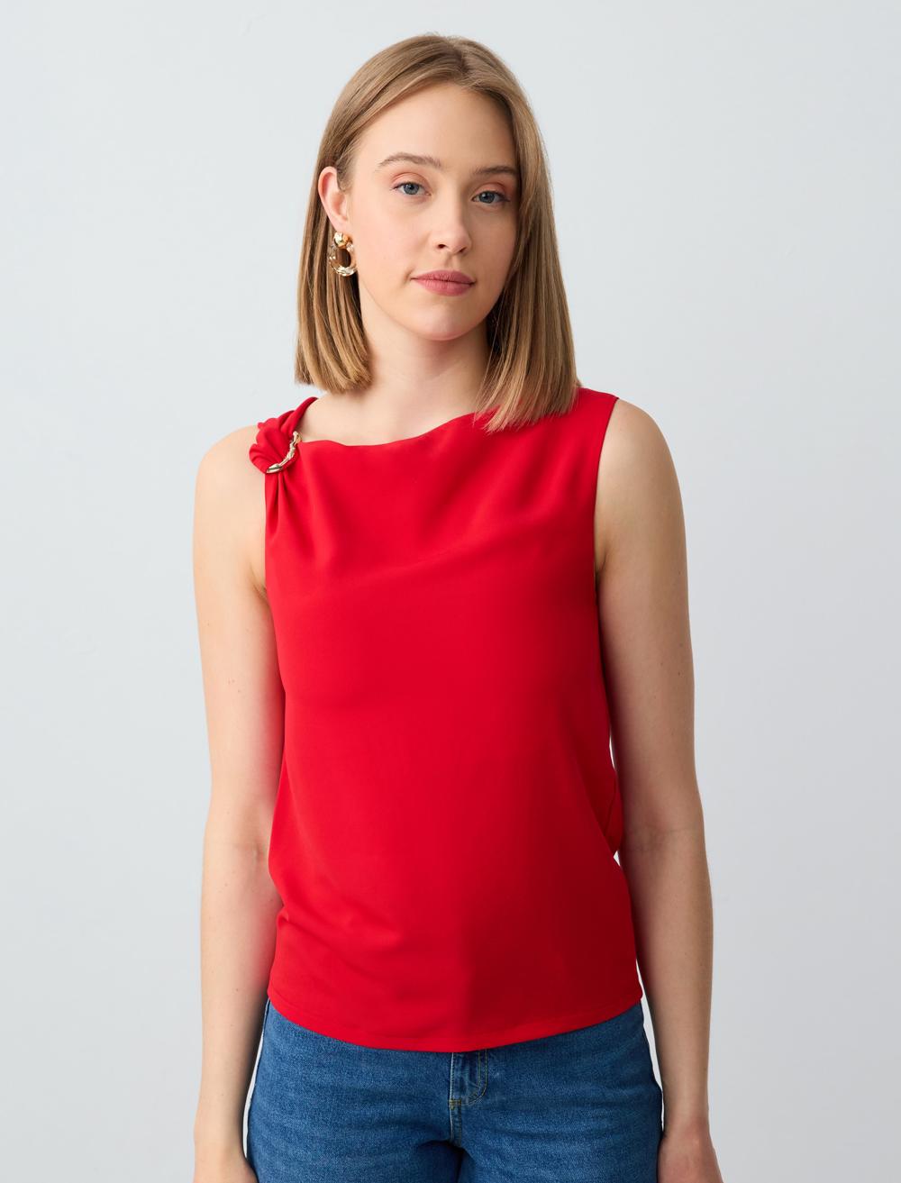 Düz Kesim Kayık Yaka Kolsuz Dokuma Bluz