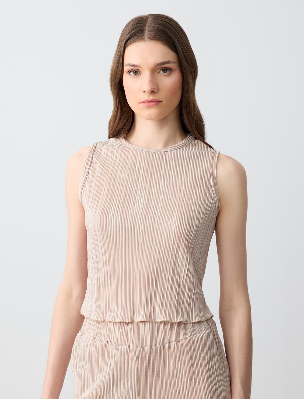 Dar Kesim Yuvarlak Yaka Piliseli Örme Bluz