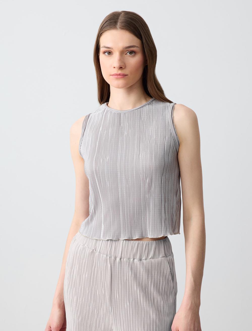 Dar Kesim Yuvarlak Yaka Piliseli Örme Bluz