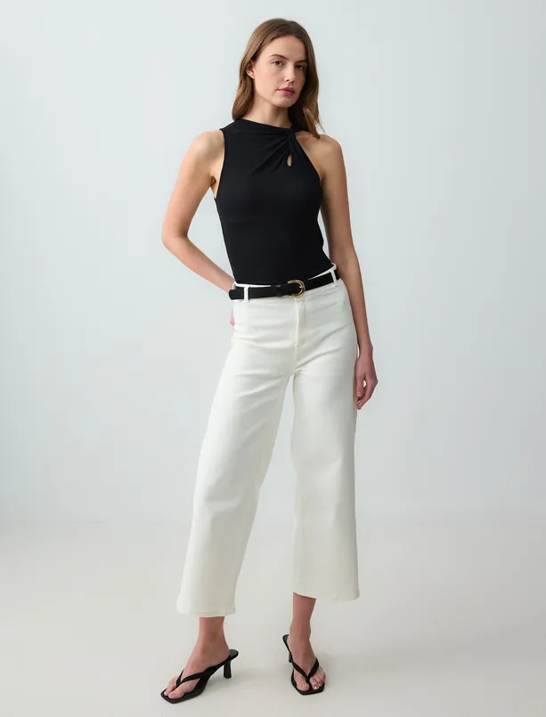 Bayan Siyah Dar Kesim Dökümlü Yaka Kolsuz Örme Bluz