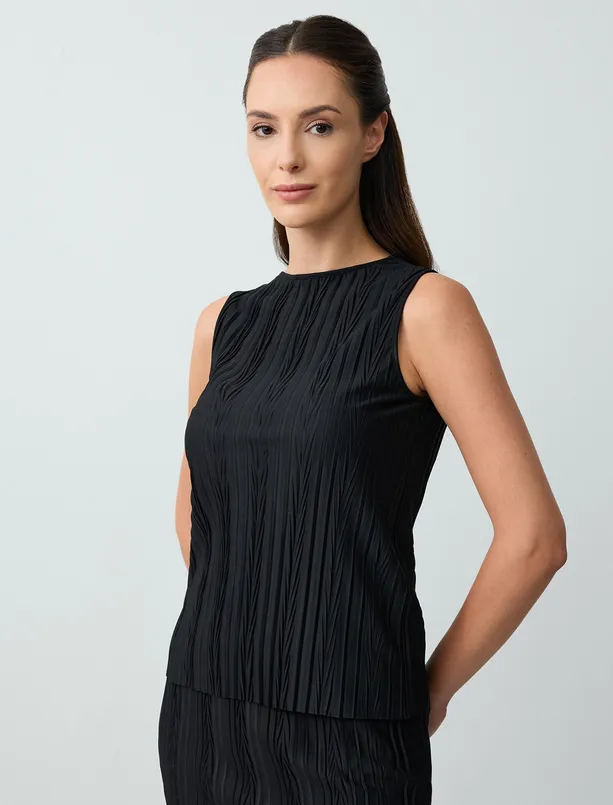 Women Black Crew Neck Pleated Sleeveless Knitted Blouse
