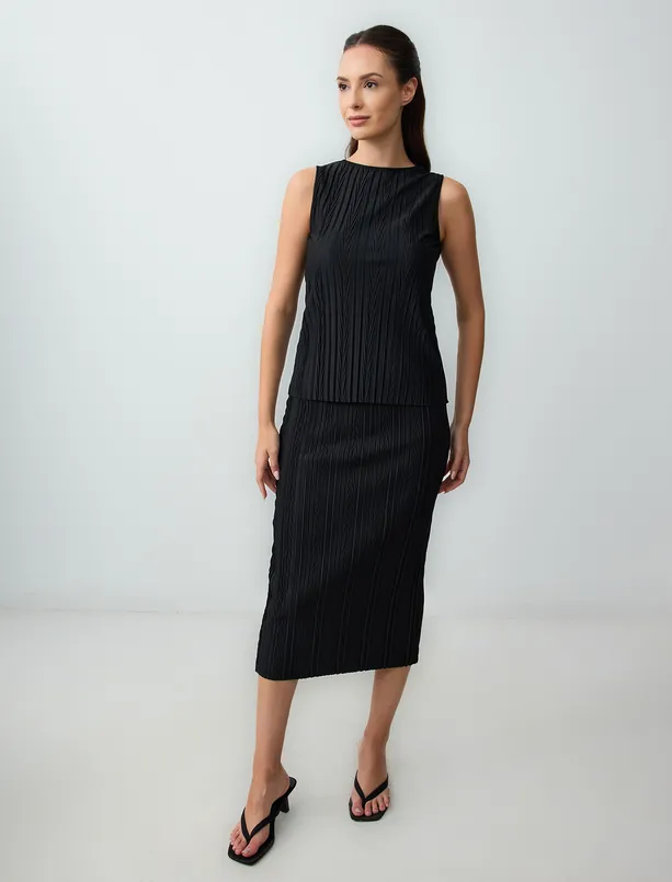 Women Black Crew Neck Pleated Sleeveless Knitted Blouse