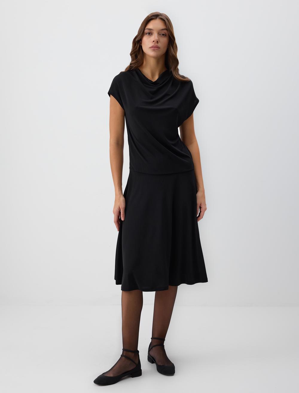 Rahat Kesim Dökümlü Yaka Kısa Kollu Midi Elbise