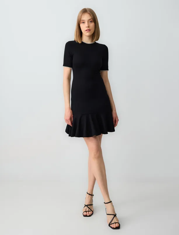 Bayan Siyah Yakası İnci Detaylı Kısa Kollu Örme Mini Elbise