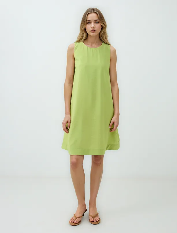 Women Green Relaxed Fit Round Neck Sleeveless Midi Dress