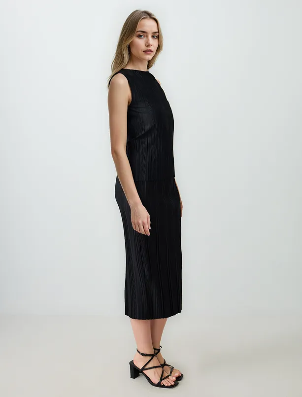 Women Black Straight Cut Regular Waist Pleated Knitted Midi Skirt