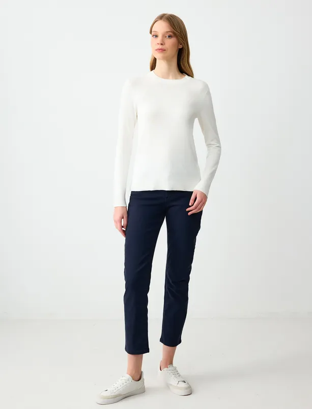 Women Ecru Crew Neck Long Sleeve Straight Cut Sweater Pullover