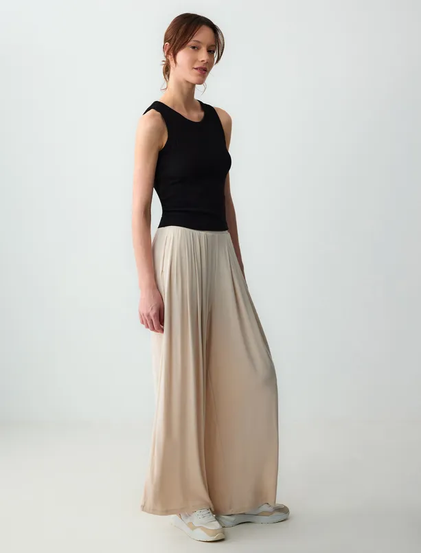 Women Light Beige Relaxed Fit High Waist Wide Leg Pleated Knitted Pants