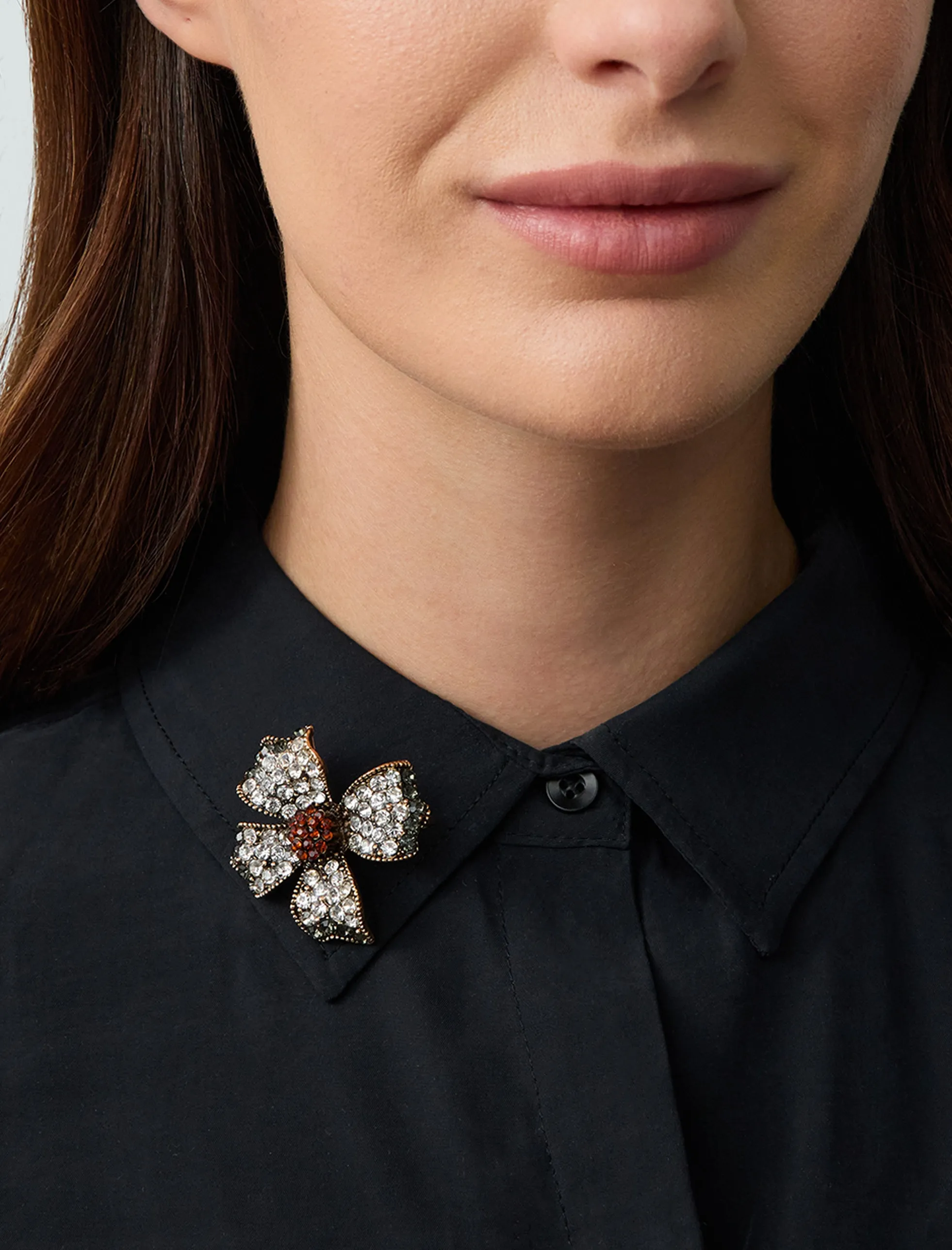 Kırmızı Çiçek Figürlü Parlak Taşlı Broş