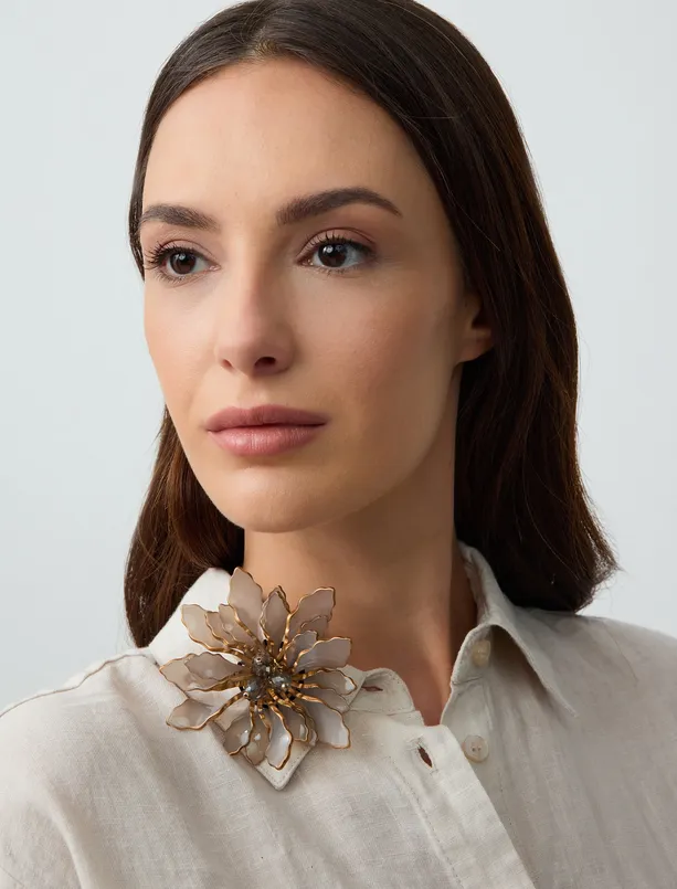 Women  Elegant Brooch with Shiny Stones and Flower Figures