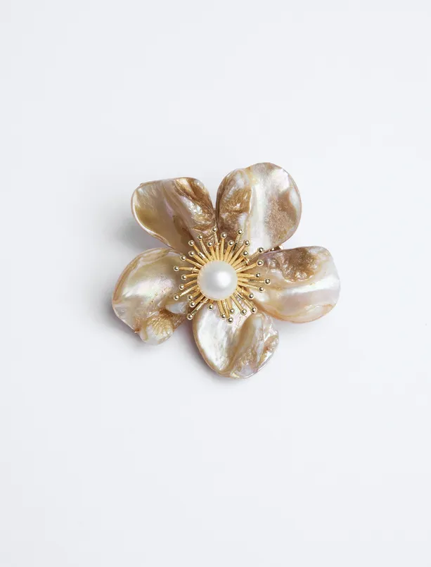 Women White Flower Figured Pearl Detailed Brooch