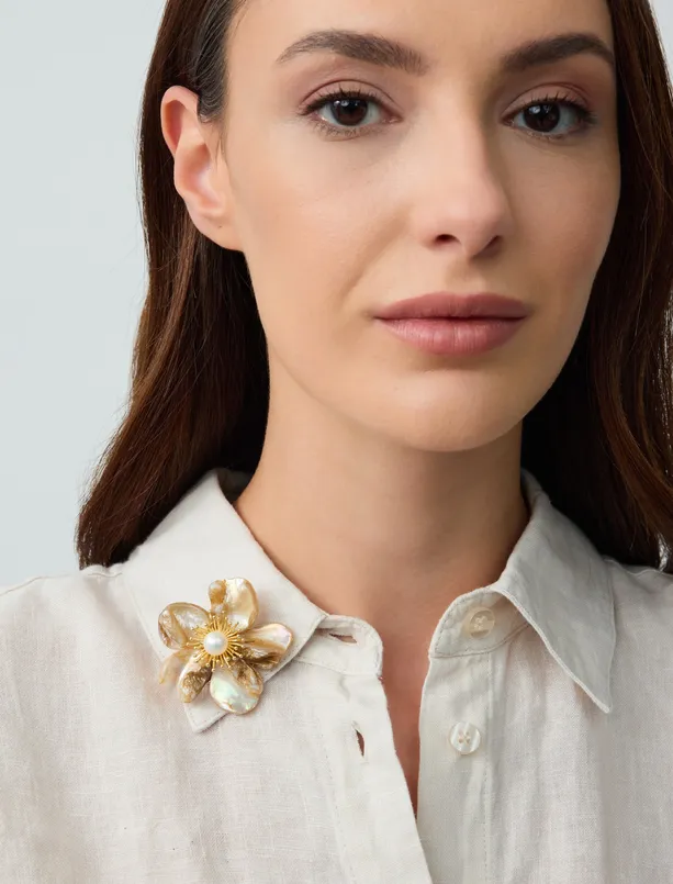 Women White Flower Figured Pearl Detailed Brooch