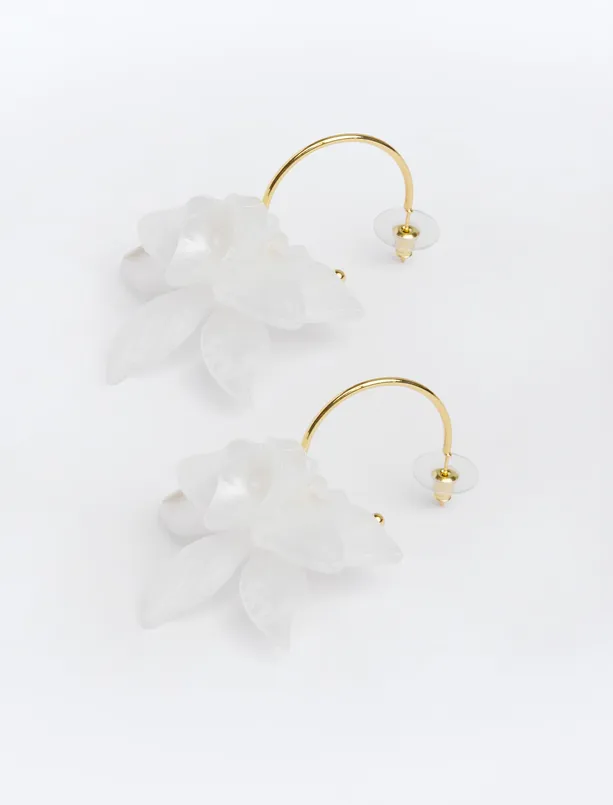Women White Flower Patterned Earrings with Leaf Detail