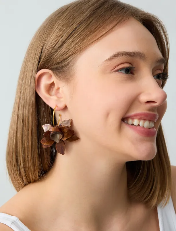 Women Brown Flower Patterned Earrings with Leaf Detail