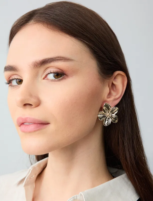 Women Yellow Elegant Earrings with Bright Flower Figures
