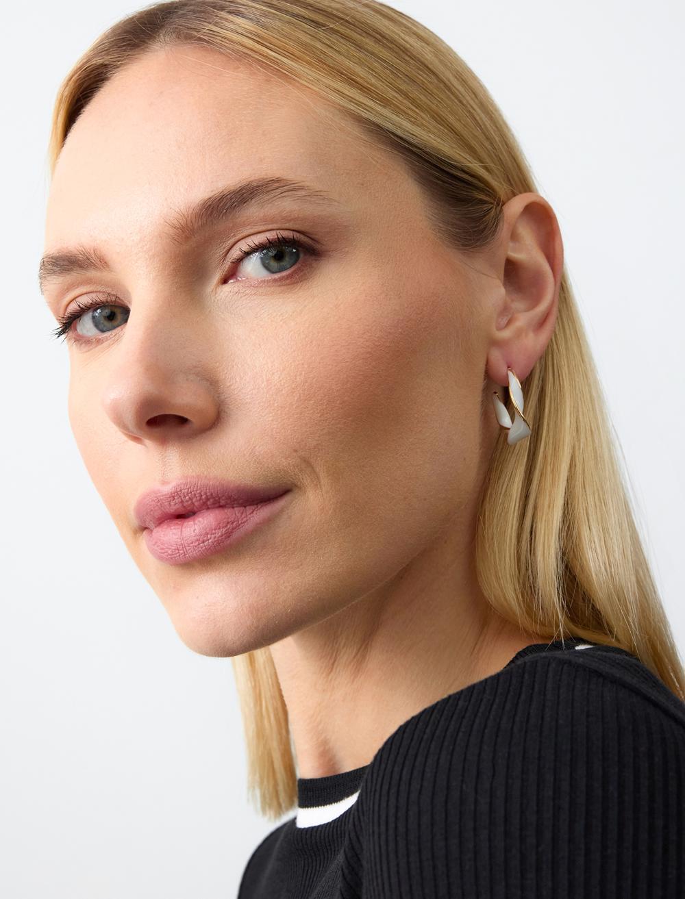 Burgu Detaylı Yarım Halka Küpe