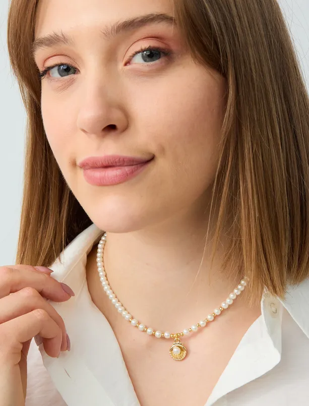 Women White Pearl Detailed Seashell Figured Necklace