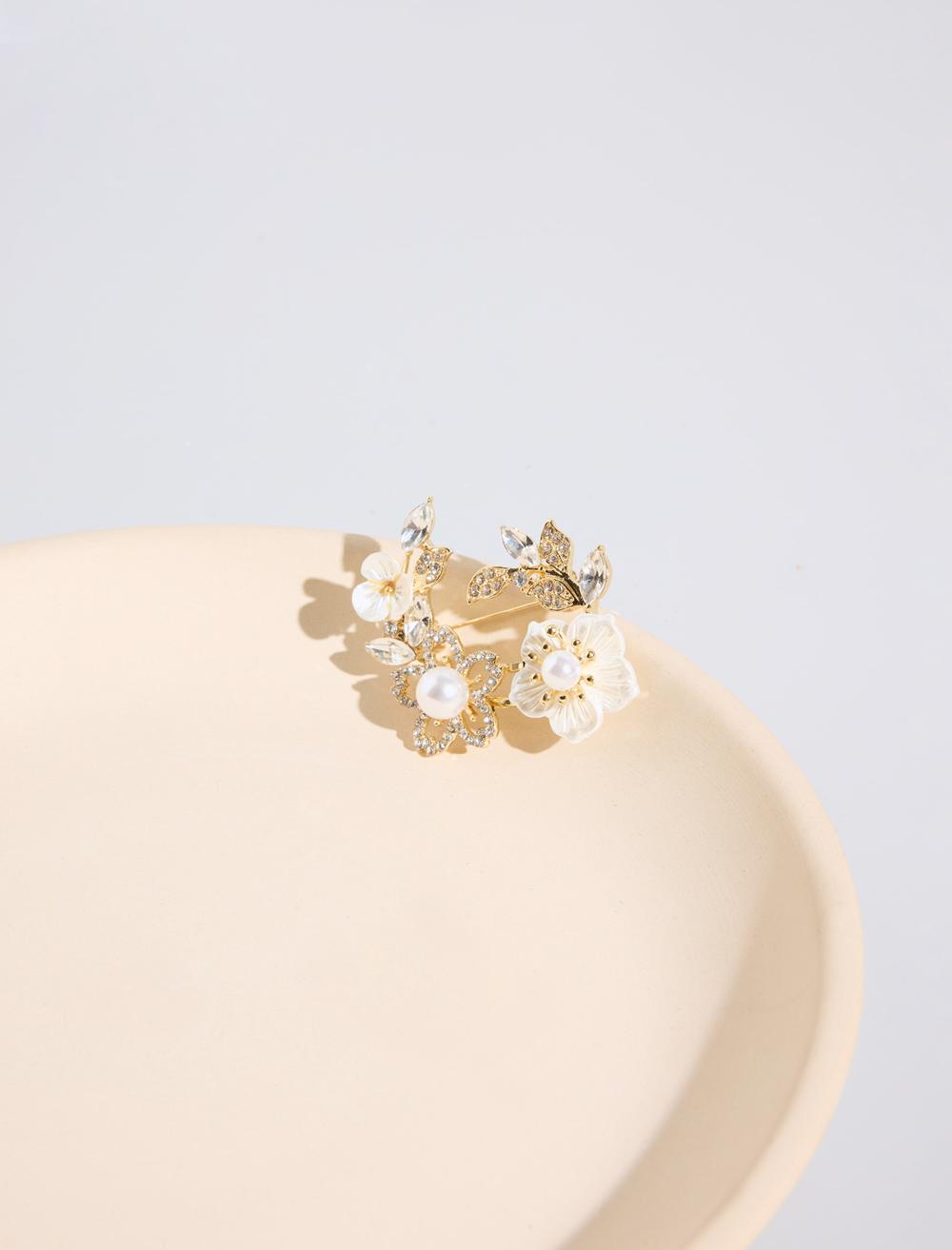 Çoklu Çiçek Figürlü Broş