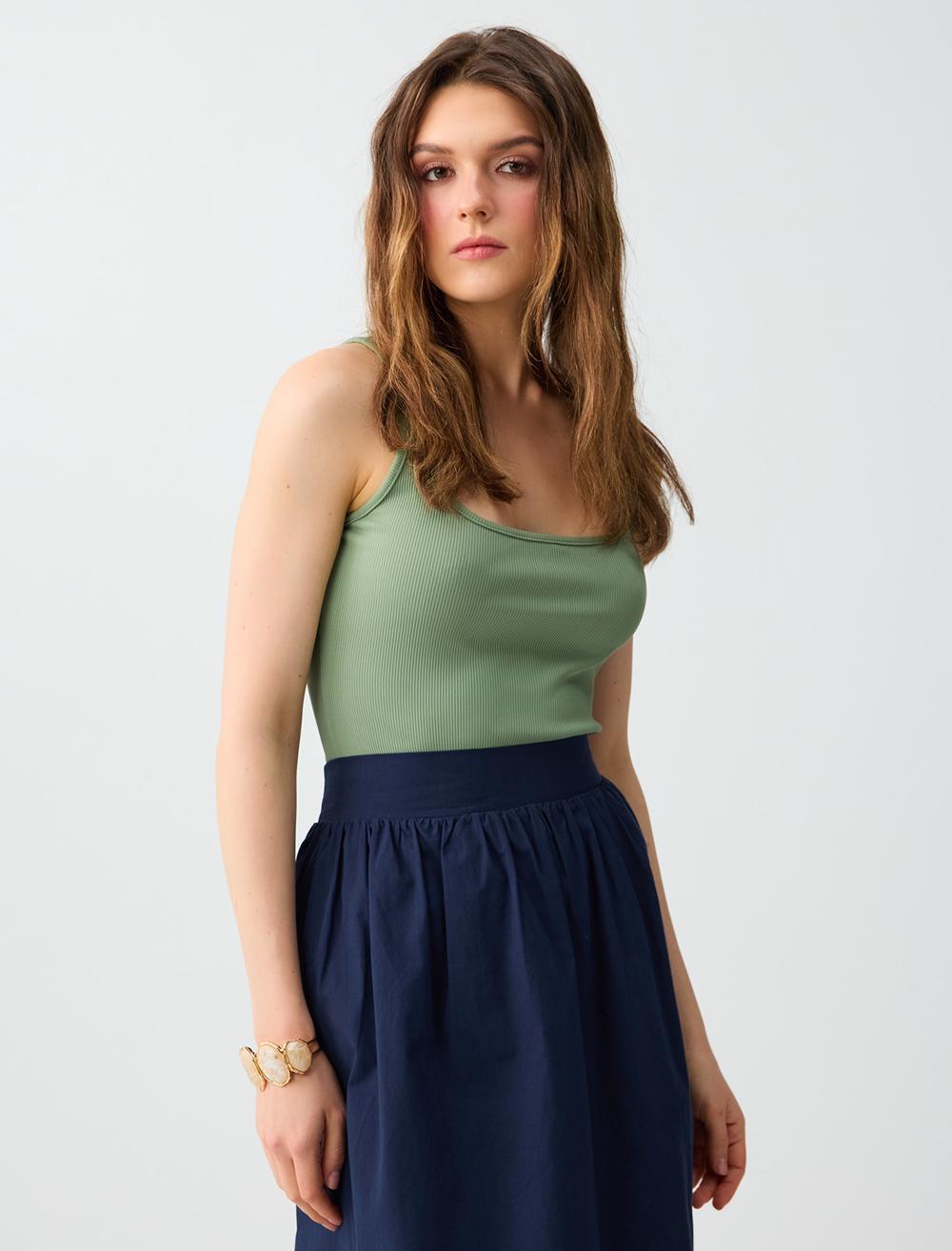 Dar Kesim Kare Yaka Örme Atlet