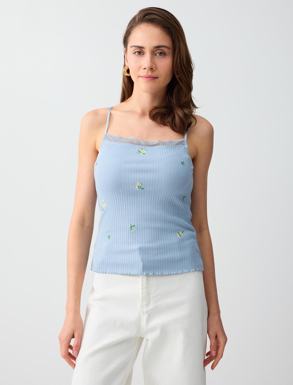 Çiçek Nakışlı Dar Kesim Askılı Örme Atlet