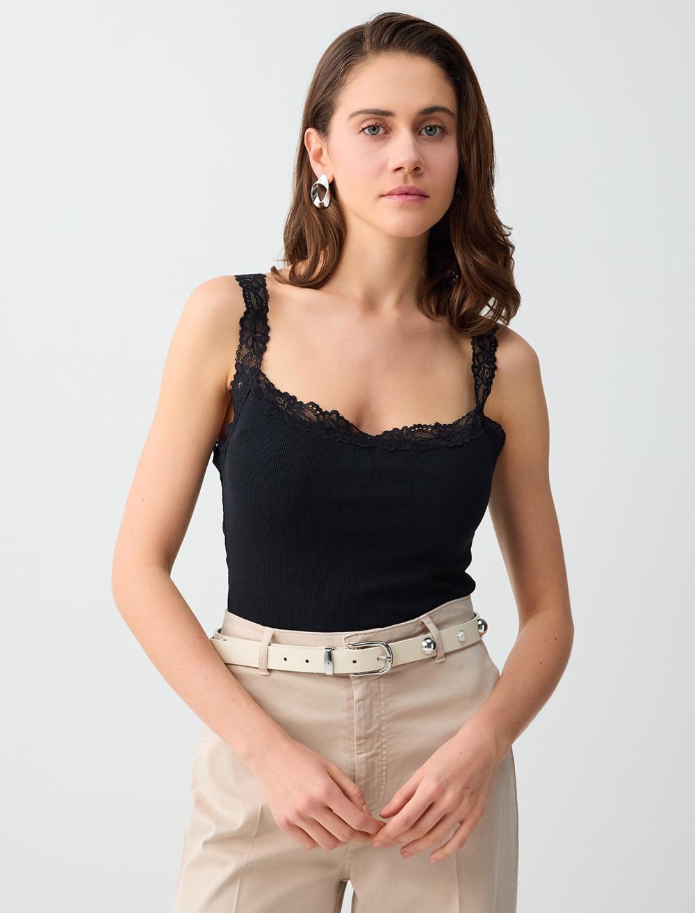 Kare Yaka Dantel Detaylı Dar Kesim Örme Atlet