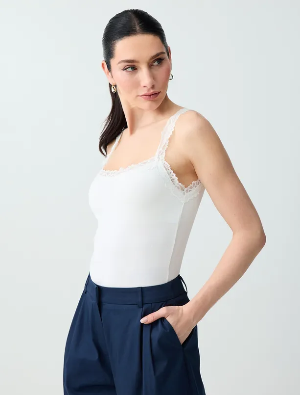 Bayan  Kare Yaka Dantel Detaylı Dar Kesim Örme Atlet