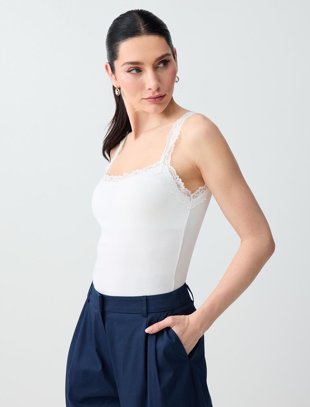 Kare Yaka Dantel Detaylı Dar Kesim Örme Atlet