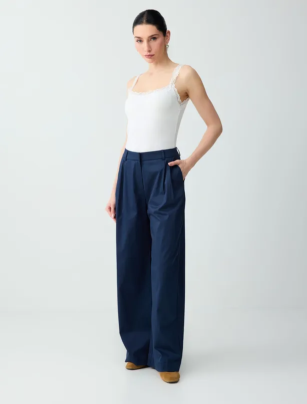 Bayan Beyaz Kare Yaka Dantel Detaylı Dar Kesim Örme Atlet