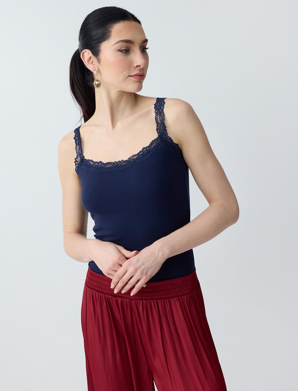 Kare Yaka Dantel Detaylı Dar Kesim Örme Atlet