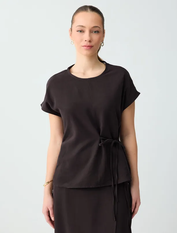 Bayan  Yuvarlak Yaka Kolsuz Bağcık Detaylı Dokuma Bluz