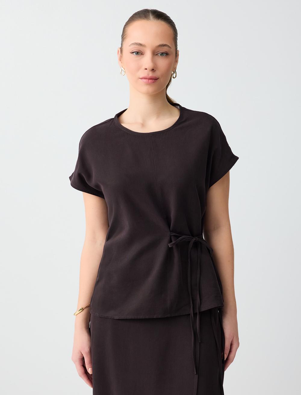 Yuvarlak Yaka Kolsuz Bağcık Detaylı Dokuma Bluz