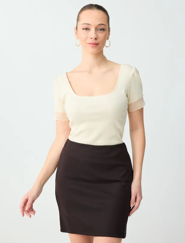 Bayan  Kısa Kollu U Yaka Dantel Detaylı Örme Bluz
