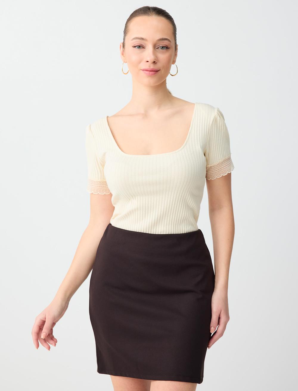 Kısa Kollu U Yaka Dantel Detaylı Örme Bluz