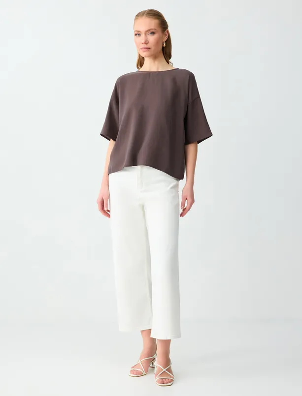 Bayan Kahverengi Rahat Kesim Kısa Kollu Yuvarlak Yaka Dokuma Bluz