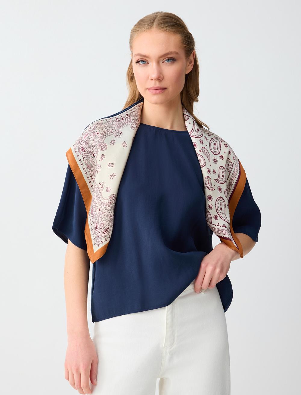 Rahat Kesim Kısa Kollu Yuvarlak Yaka Dokuma Bluz