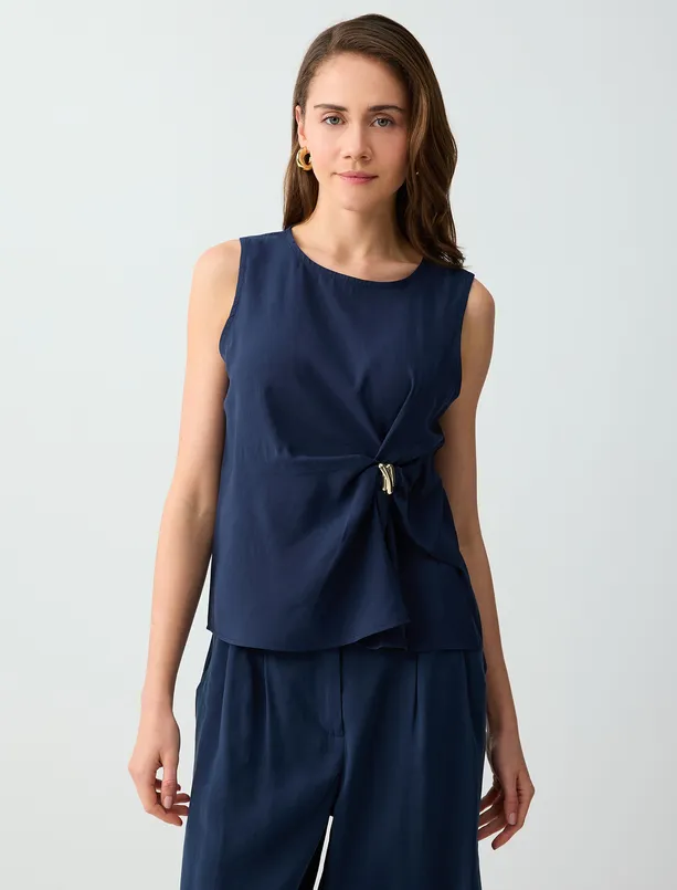 Bayan  Büzgü Detaylı Yuvarlak Yaka Kolsuz Dokuma Bluz