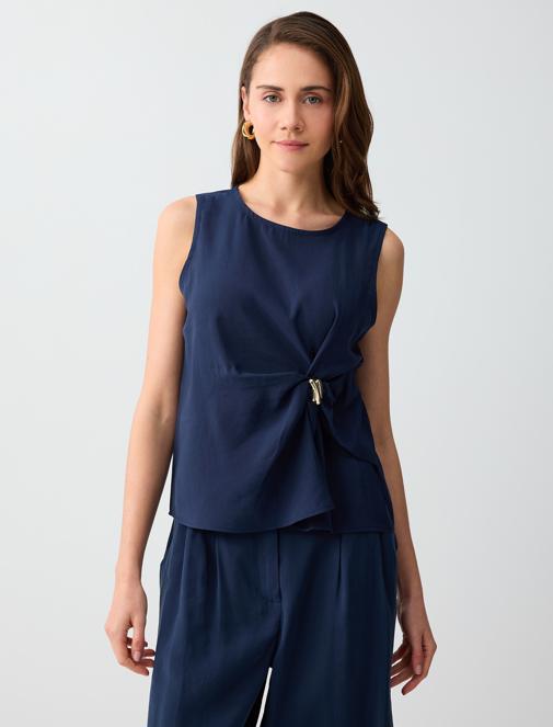 Büzgü Detaylı Yuvarlak Yaka Kolsuz Dokuma Bluz Kombini