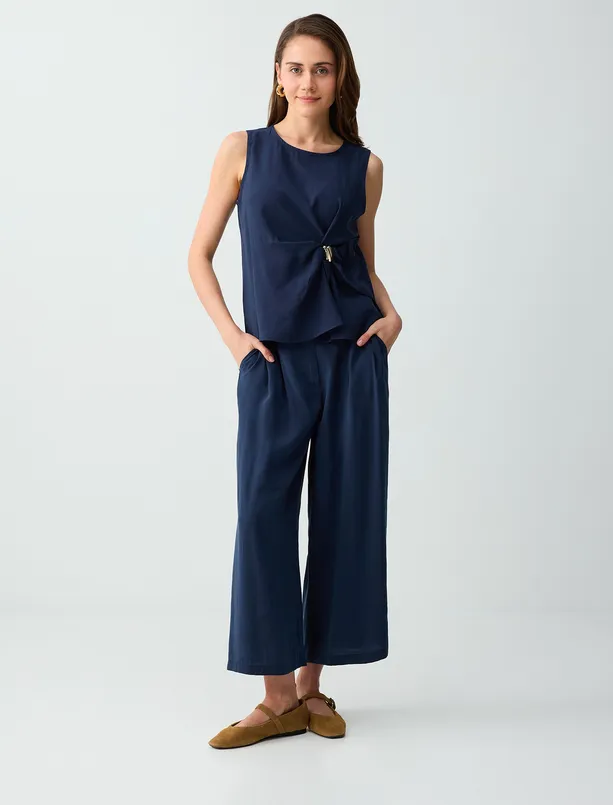 Bayan Lacivert Büzgü Detaylı Yuvarlak Yaka Kolsuz Dokuma Bluz