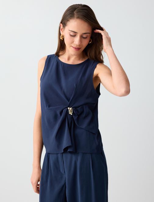 Büzgü Detaylı Yuvarlak Yaka Kolsuz Dokuma Bluz Kombini