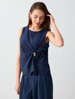 Büzgü Detaylı Yuvarlak Yaka Kolsuz Dokuma Bluz Kombini