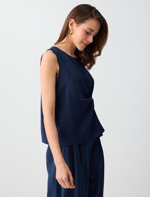 Büzgü Detaylı Yuvarlak Yaka Kolsuz Dokuma Bluz Kombini