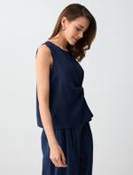 Büzgü Detaylı Yuvarlak Yaka Kolsuz Dokuma Bluz Kombini